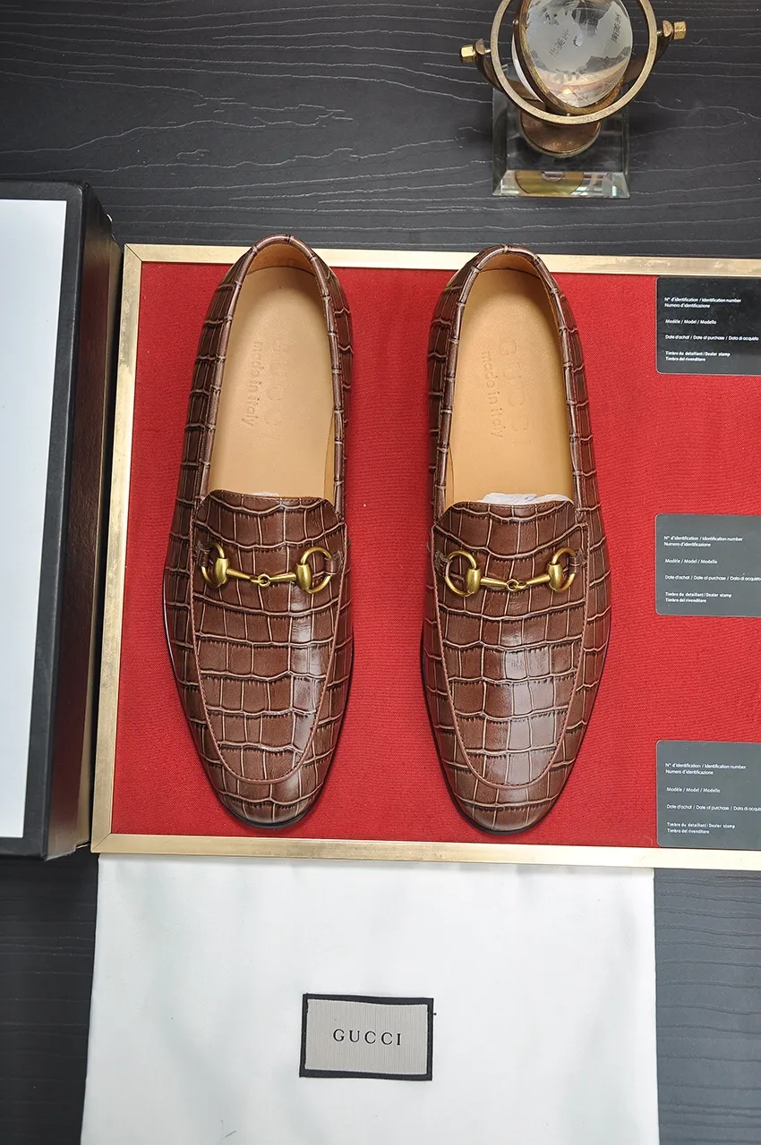 Men's shoes💰500💶Italy's top luxury men's shoe giant (GUCCI) (Gucci) (full cowhide lining) new arrival🍃Original European style🔰 Pleasant to the eye😍In order to make the shoes more durable and non-deformable🌀The production continues to follow traditional methods but there is still no lack of innovation💪Choose original sheepskin for the leather♻️ Smooth and natural And extra bright ⭐Made of imported cowhide, the first choice of rich people 38-45 (45 customized)